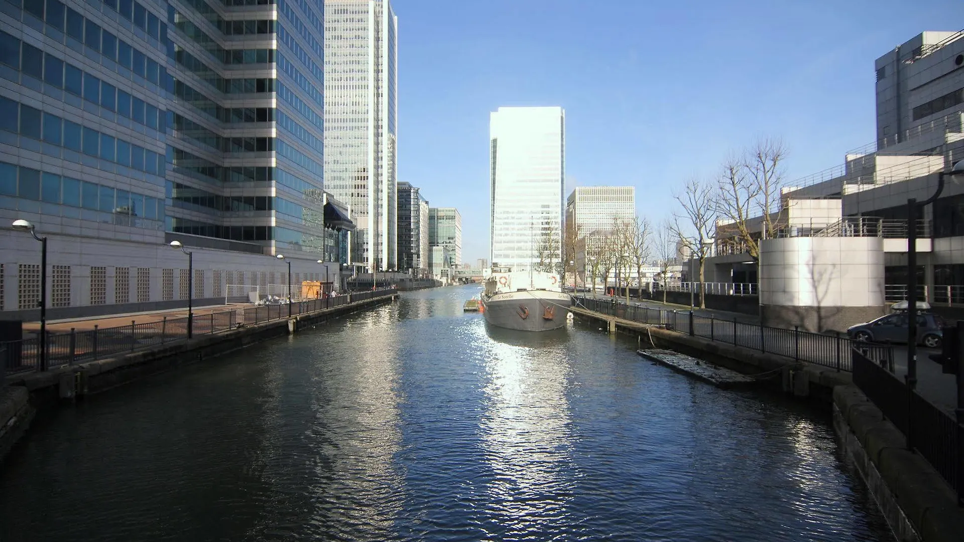 Canary Wharf - Corporate Riverside Apartments London