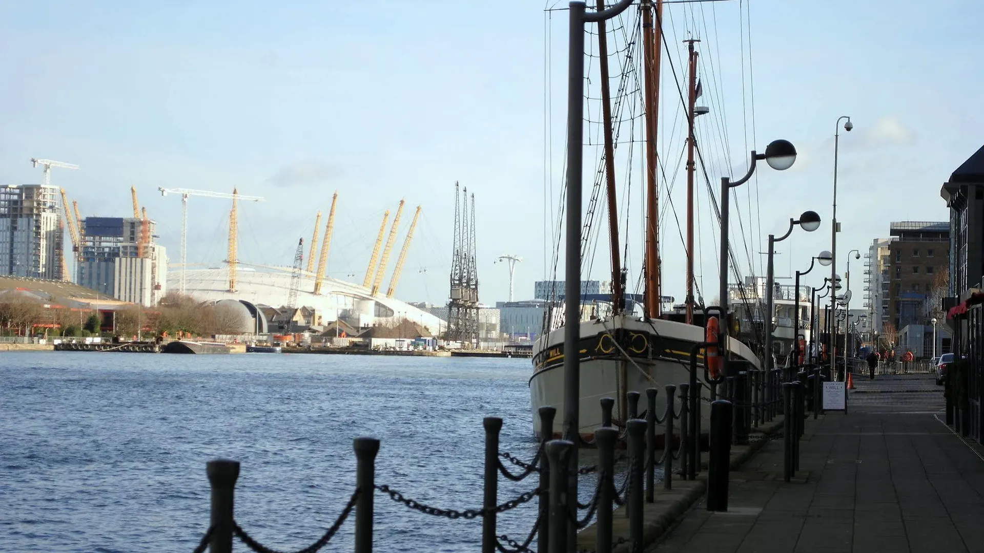 Canary Wharf - Corporate Riverside Apartments