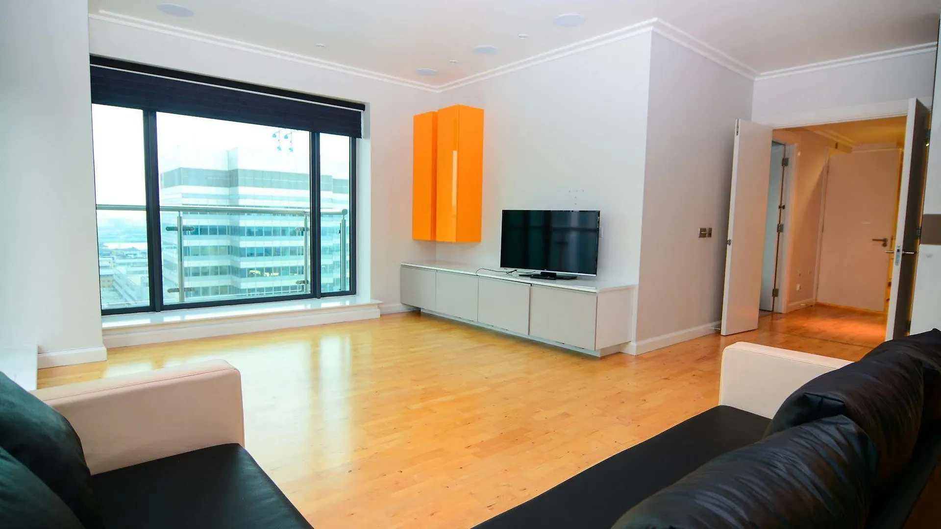 Canary Wharf - Corporate Riverside Apartments