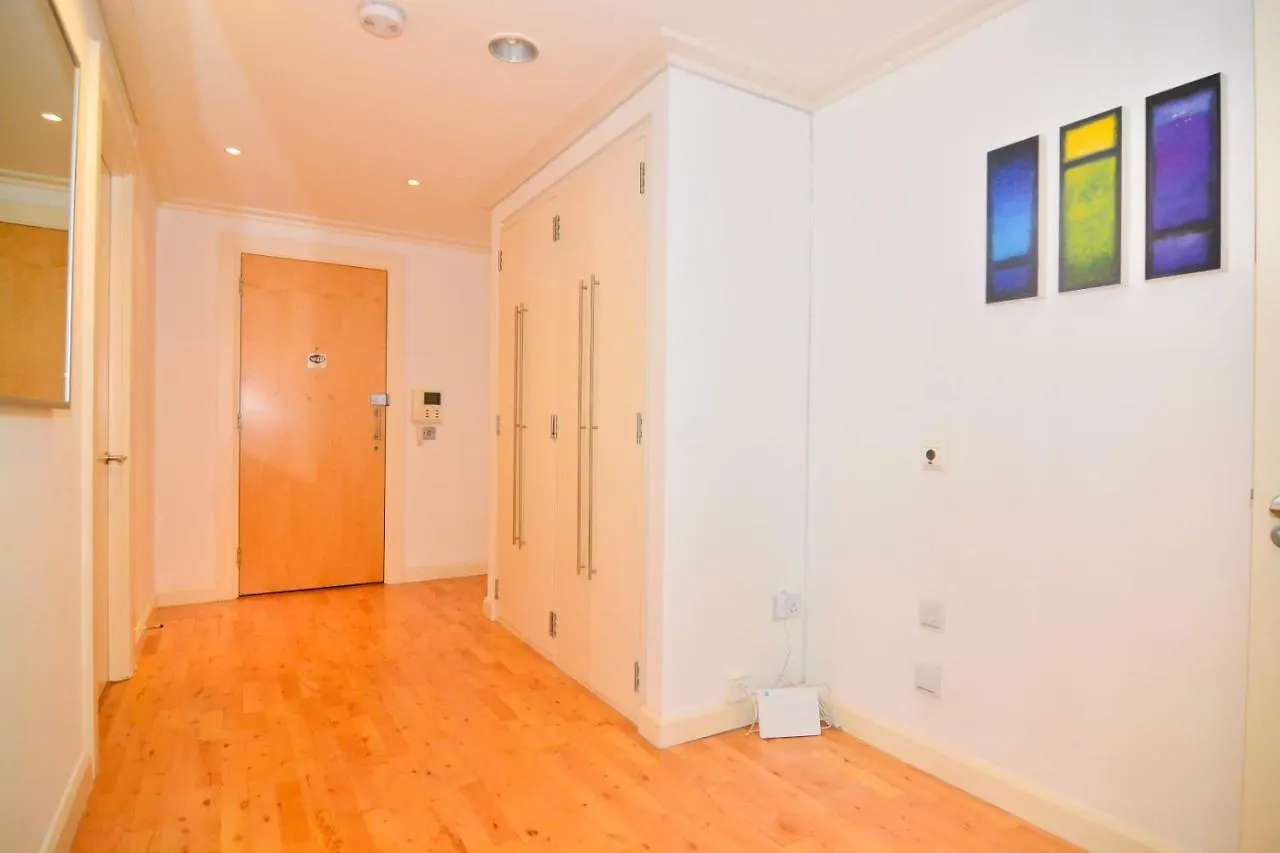 Canary Wharf - Corporate Riverside Apartments