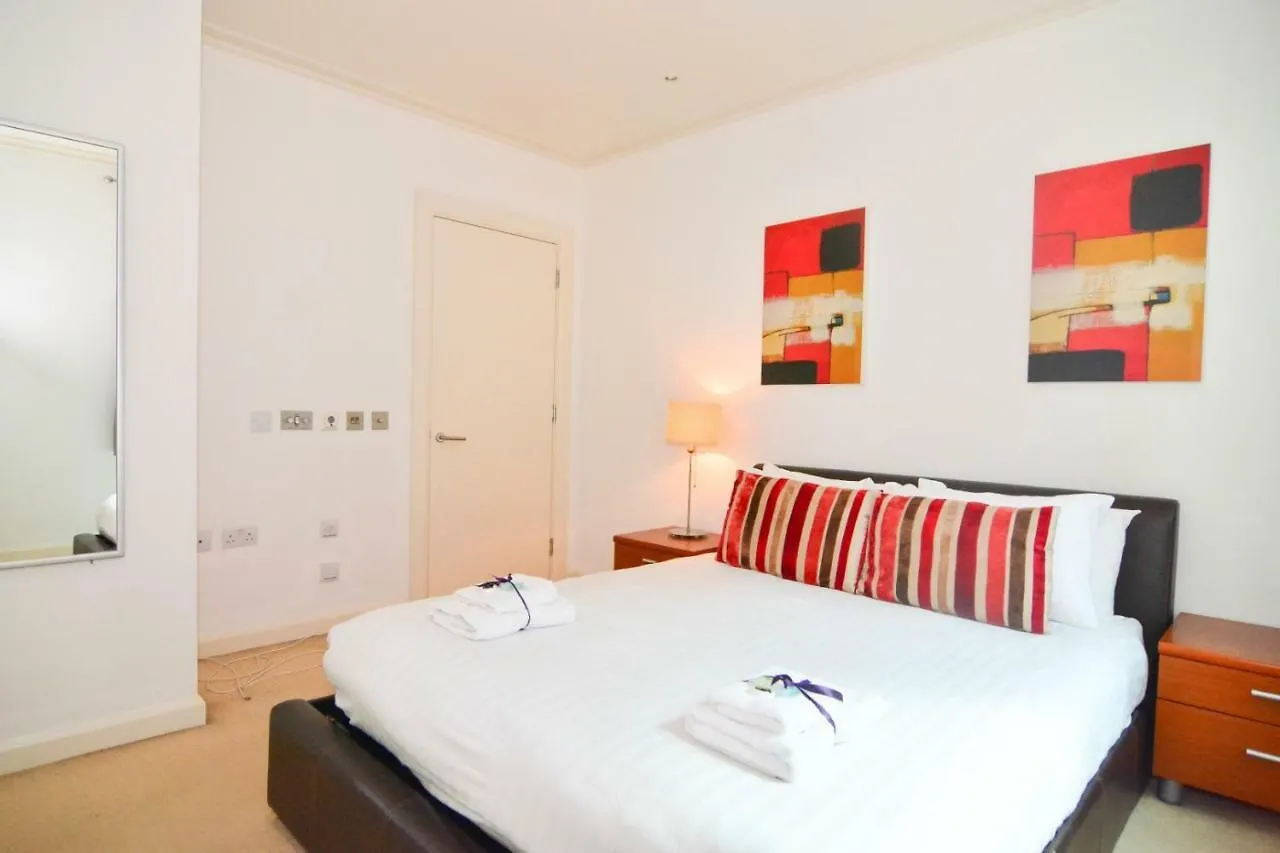 Canary Wharf - Corporate Riverside Apartments