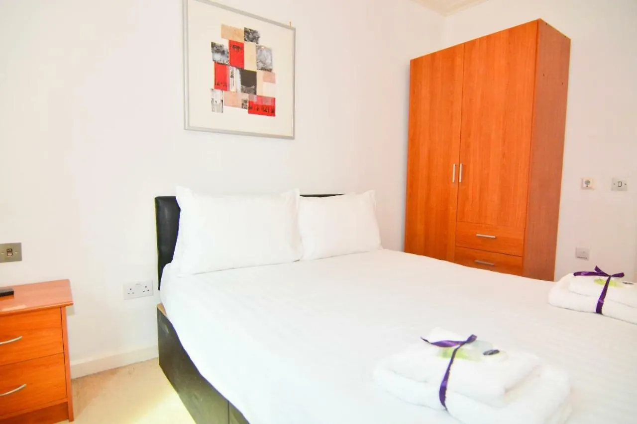 Canary Wharf - Corporate Riverside Apartments