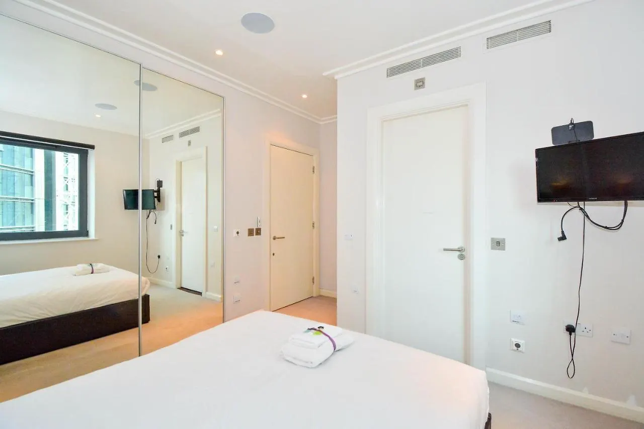 Canary Wharf - Corporate Riverside Apartments